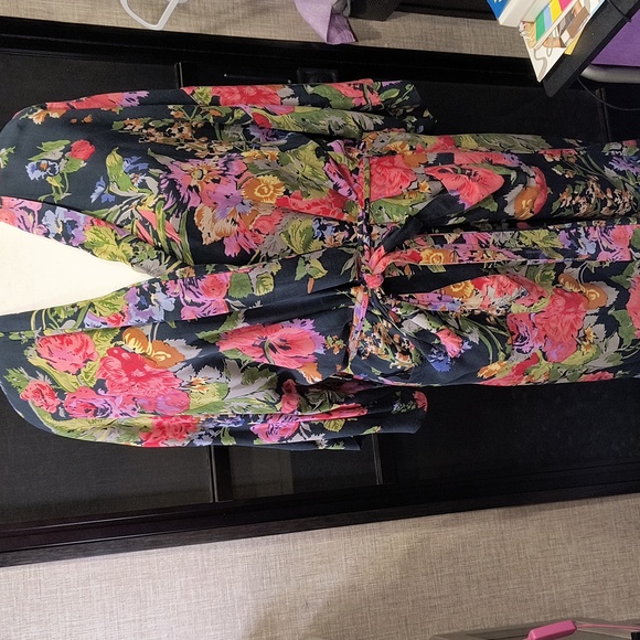 Royal Silk All Rayon Vintage Robe In Medium,  Beautiful Floral W/ Pockets, EUC - Picture 1 of 4